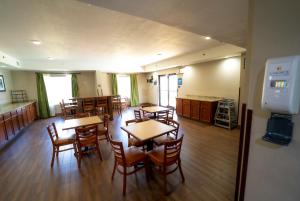 une salle à manger avec des tables et des chaises dans un restaurant dans l'établissement Quality Inn & Suites, à Monroeville
