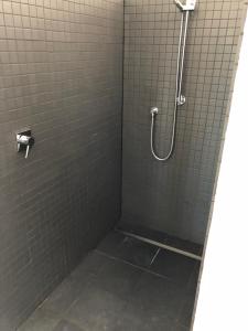 una doccia in bagno con piastrelle grigie di Mt Barker a Wanaka