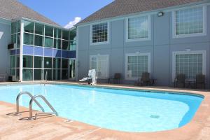 a swimming pool in front of a building at Quality Inn Crossville Near Cumberland Mountain State Park in Crossville