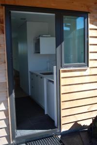 una puerta corredera de cristal que conduce a una cocina en una casa en Mt Barker, en Wanaka