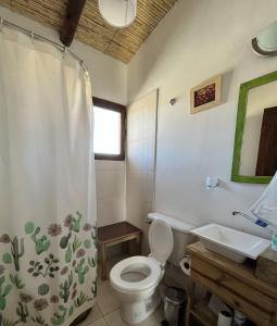 La salle de bains est pourvue de toilettes et d'un lavabo. dans l'établissement Cabaña Paraíso Cachi, à Cachí