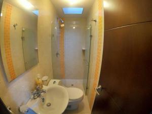 Koupelna v ubytování Hermoso y acogedor apartamento a un paso de todo! + 39 fotografií