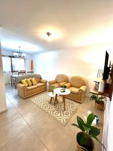 Sala de estar con 2 sofás y mesa en Lumiere Apartments - Luminoso Departamento en Complejo Residencial en Mendoza