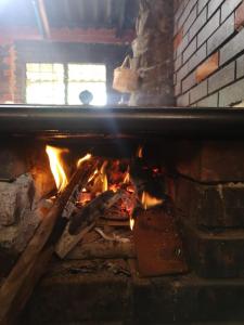 a brick oven with food cooking in it at Preciosa Finca en el Eje Cafetero, Quindío- Colombia in Montenegro