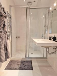 bagno con doccia e lavandino di Апартамент RESORT SENSATION 1 a Sveti Konstantin i Elena