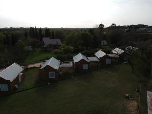 una vista aérea de un grupo de casas en El Descanso en Colón