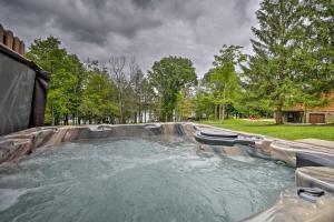 Kolam renang di atau dekat dengan Indian Lake Retreat with Wet Bar and Covered Deck