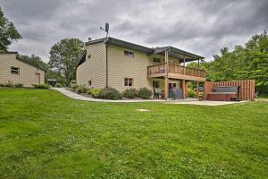 een groot huis met een grote tuin ervoor bij Indian Lake Retreat with Wet Bar and Covered Deck in Stoystown