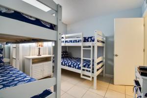 een slaapkamer met 2 stapelbedden en een badkamer bij Beach side condo at Hilton Head Resort Villas in Hilton Head Island