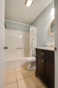 Koupelna v ubytování Beach side condo at Hilton Head Resort Villas + 10 fotografií