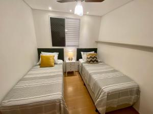 Uma cama ou camas num quarto em VILA INDUSTRIAL/C/AR CONDICIONADO