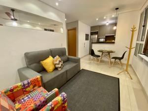 uma sala de estar com um sofá e uma mesa em VILA INDUSTRIAL/C/AR CONDICIONADO em Marília