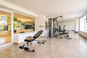 einen Fitnessraum mit Laufbändern und Trainingsgeräten in einem Haus in der Unterkunft Bello Departamento Veleros frente al mar in Acapulco