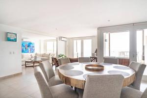 a dining room with a table and chairs at Bello Departamento Veleros frente al mar in Acapulco