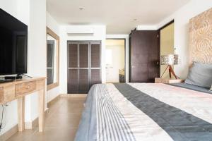 ein Schlafzimmer mit einem großen Bett und einem Fernseher in der Unterkunft Bello Departamento Veleros frente al mar in Acapulco + 66 Fotos