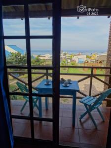 una mesa y sillas en un balcón con vistas al océano en Complejo Dunas del Diablo, en Punta del Diablo