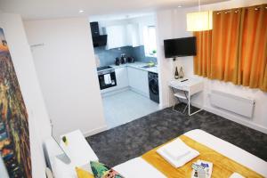 eine kleine Wohnung mit Küche und Wohnzimmer in der Unterkunft Apartment - Sleeps 5 & Free Parking in Harrow
