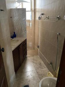 een badkamer met een douche, een wastafel en een toilet bij Apartamento - CARIBE BRASILEIRO - Praia do Forte - De frente para o mar in Cabo Frio