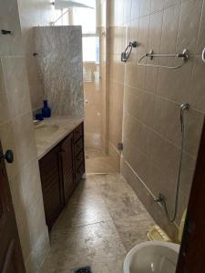 a bathroom with a shower and a sink and a toilet at Apartamento - CARIBE BRASILEIRO - Praia do Forte - De frente para o mar in Cabo Frio