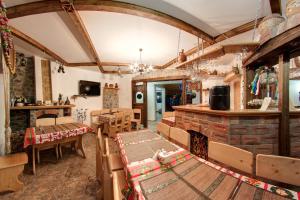cocina y comedor con mesa y sillas en Pektoral, en Bukovel