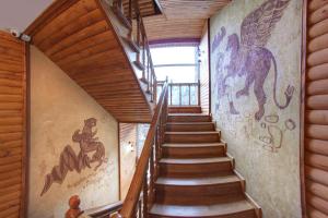 una escalera en una casa con una pintura en la pared en Pektoral, en Bukovel