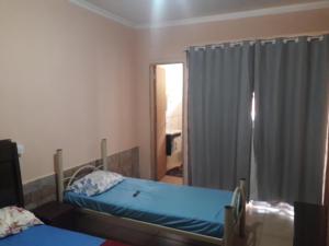 1 Schlafzimmer mit 2 Betten und einem Fenster in der Unterkunft Chácara isabella in Socorro