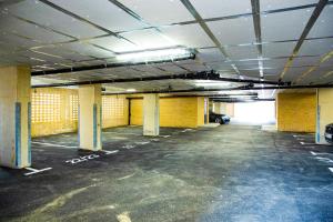 un aparcamiento vacío en un garaje vacío en A luxury 2 bedroom apartment with 2 free parking, en Chatham