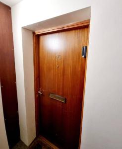 uma porta de madeira num corredor num quarto em Two Bed Holiday Home with Free Parking in Inverness em Inverness