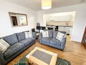 uma sala de estar com dois sofás e uma cozinha em Two Bed Holiday Home with Free Parking in Inverness em Inverness
