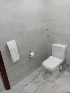 ein Bad mit einem WC und einer Rolle Toilettenpapier in der Unterkunft MJI GROUP in Tan-Tan