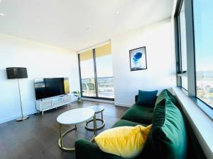 Seating area sa Luxury 2Beds Condo with stunning city View (Parking, Gym)