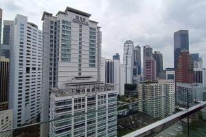 vistas al perfil urbano y edificios altos en A05 Bukit Ceylon KL Tower View Balcony Apartment, en Kuala Lumpur