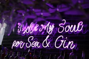 un signo púrpura que lee toma mi alma por el mar y cura en Hotel Sommelier Agustinas en Santiago