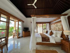 Postel nebo postele na pokoji v ubytování Danakha Villa Ubud