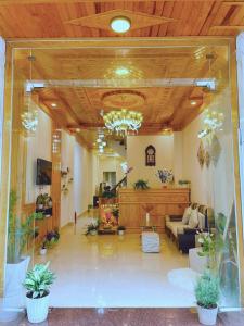 - un hall avec un canapé et un lustre dans l'établissement Moc Nhien Hostel Da Lat, à Đà Lạt