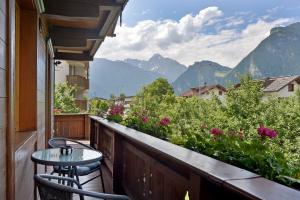 balcón con mesa, sillas y montañas en Appartement Elisabeth, en Ramsau im Zillertal