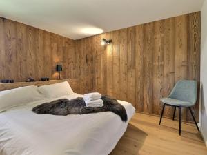 Rúm í herbergi á Chalet Morzine, 5 pièces, 8 personnes - FR-1-627-66