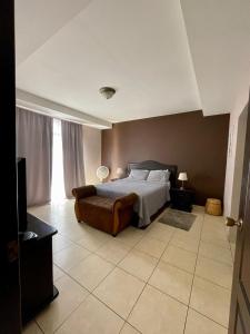1 dormitorio con 1 cama y TV en Casa Sur en Tegucigalpa