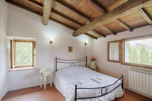 A bed or beds in a room at Borgo Romena