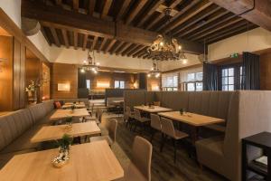 Un restaurante o sitio para comer en Hotel Jakob