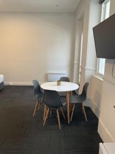ein Zimmer mit einem Tisch und Stühlen in einem Büro in der Unterkunft Argyle Accommodation in Hobart