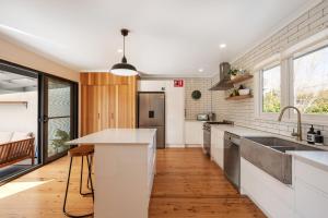 Η κουζίνα ή μικρή κουζίνα στο 'Mudgee Burrow' A Stylish Central Family Stay