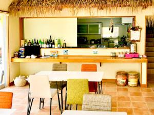 cocina con mesa, sillas y barra en AsobiBASE Yamabare-House en Isla Ishigaki