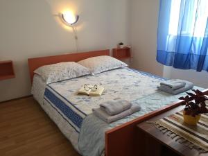 ein Bett mit zwei Gläsern und Handtüchern darauf in der Unterkunft Seaside holiday house Vis - 8902 in Vis