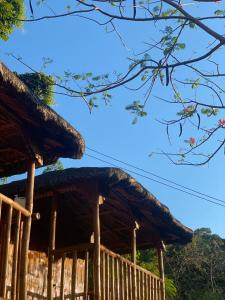 drewniany dom z dachem krytym strzechą w obiekcie RUSTIQUE RUE Mabini - Hostel w mieście Batangas