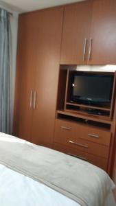 Uma TV ou centro de entretenimento em Flat em Hotel na Bela Cintra próximo à Paulista e Consolação
