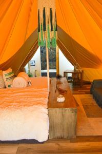 Letto o letti in una camera di AKOA GLAMPING Eco-Luxury Hotel