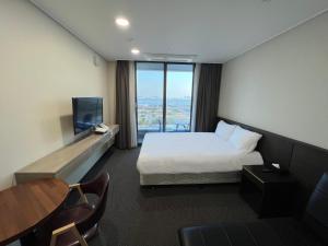 TV a/nebo společenská místnost v ubytování Incheon Rivieraverium Hotel + 16 fotografií