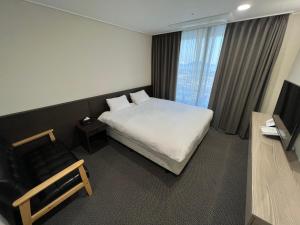 Postel nebo postele na pokoji v ubytování Incheon Rivieraverium Hotel