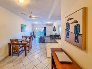 a living room with a table and a dining room at ZEN CITY Modern 1-BR City Apt Near Mindal Markets in Larrakeyah